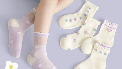 Vaikiškos kojinės su kaspinu ir gėlių motyvais