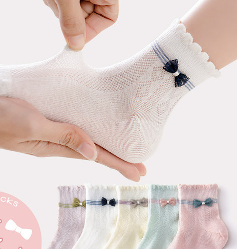 Vaikiškos kojinės su kaspinu ir gėlių motyvais