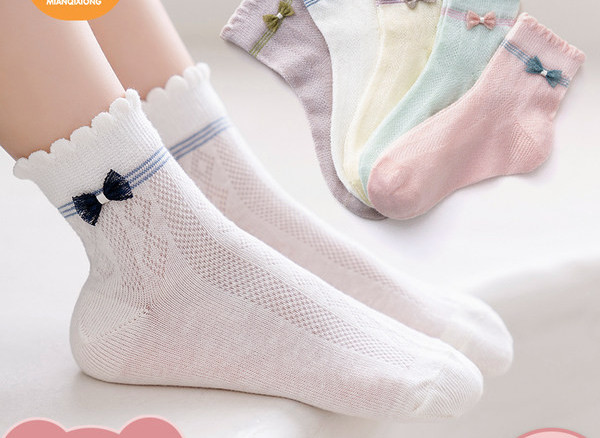 Vaikiškos kojinės su kaspinu ir gėlių motyvais