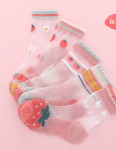Dječje čarape sa cvjetnim motivima