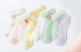 Dječje čarape sa cvjetnim motivima