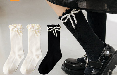 Dviejų spalvų vaikiškos kojinės su kaspinu