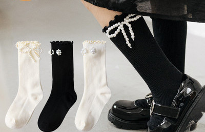 Dviejų spalvų vaikiškos kojinės su kaspinu