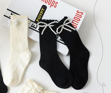 Dviejų spalvų vaikiškos kojinės su kaspinu