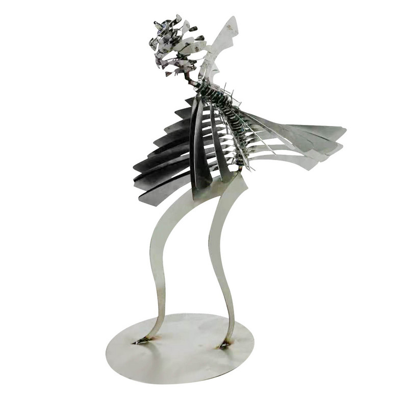 Nerūdijančio plieno humanoidinis vėjo malūnėlis, metalinis besisukantis vėjo malūnas, metalinis popierinis žmogus, vėjo suktukas lauko parko paplūdimyje besisukantis dekoravimas