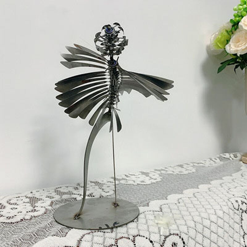 Nerūdijančio plieno humanoidinis vėjo malūnėlis, metalinis besisukantis vėjo malūnas, metalinis popierinis žmogus, vėjo suktukas lauko parko paplūdimyje besisukantis dekoravimas