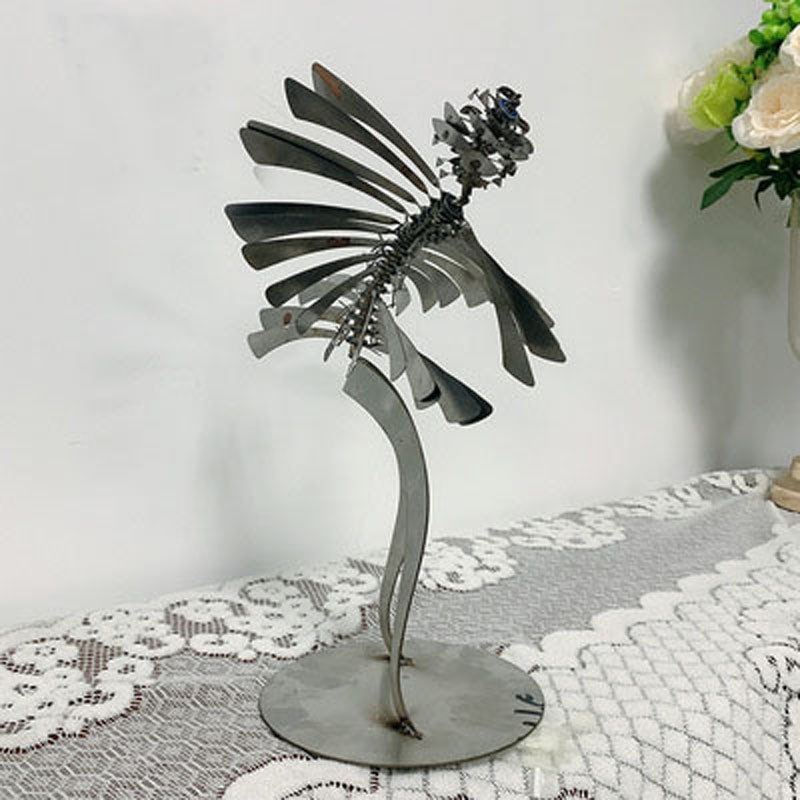 Nerūdijančio plieno humanoidinis vėjo malūnėlis, metalinis besisukantis vėjo malūnas, metalinis popierinis žmogus, vėjo suktukas lauko parko paplūdimyje besisukantis dekoravimas