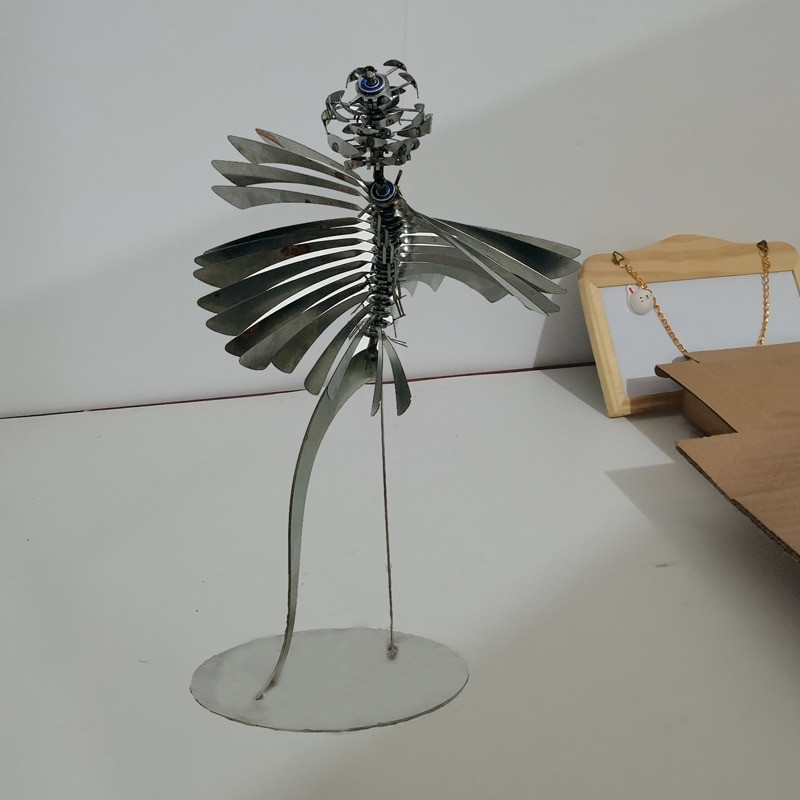 Nerūdijančio plieno humanoidinis vėjo malūnėlis, metalinis besisukantis vėjo malūnas, metalinis popierinis žmogus, vėjo suktukas lauko parko paplūdimyje besisukantis dekoravimas