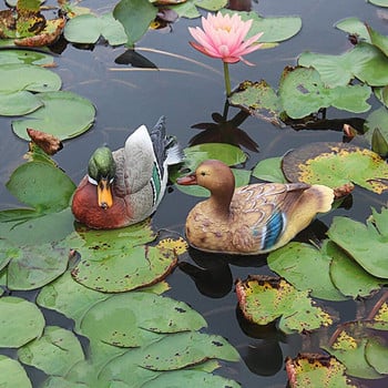 Статуя на патица мандаринка, която си играе във водата Статуя на дворно езерце Градинска статуя на животно Външна декорация Орнаменти на патешко езерце Външен декор