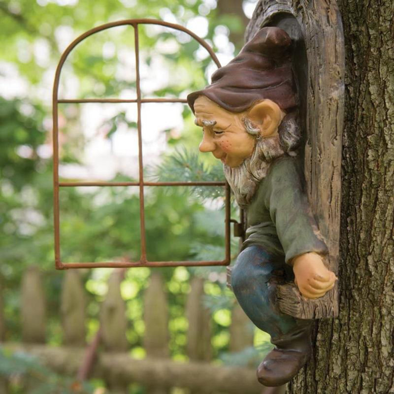 Elf Out The Door Tree Hugger Garden Gnome Skulptura Minijature Ornamenti Uskršnja dekoracija Vila Krajolik Obrt Skulpture