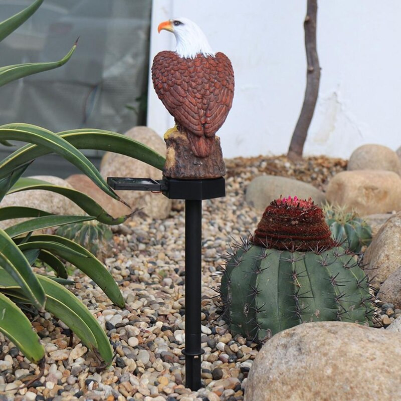 Mieli rudojo erelio figūrėlės sodo saulės šviesa varomi dervos šviestuvai, skirti lauko dekoratyviniam ryškiam ereliui su kuolu