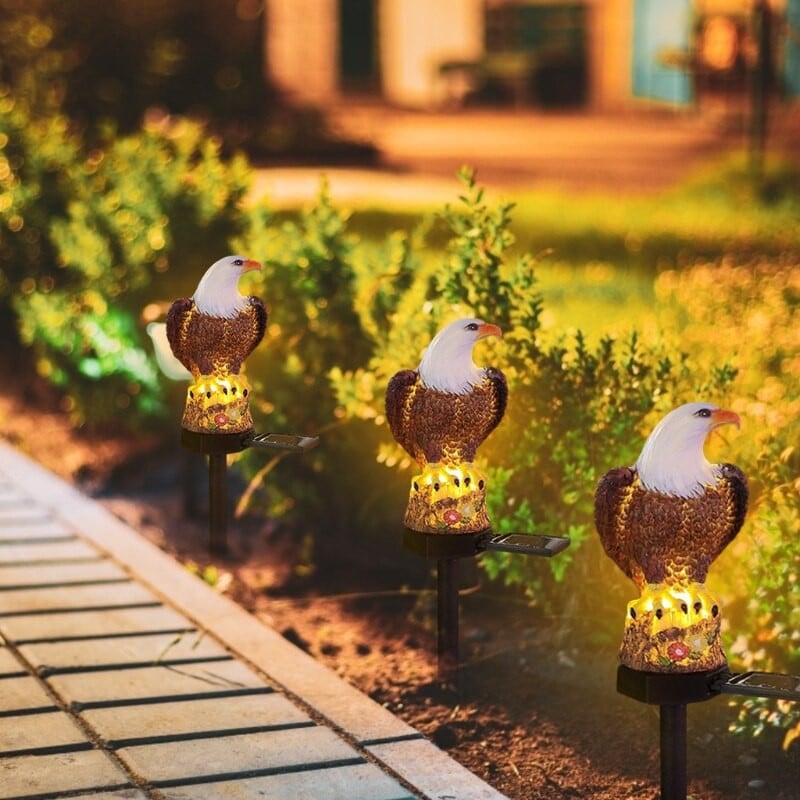 Mieli rudojo erelio figūrėlės sodo saulės šviesa varomi dervos šviestuvai, skirti lauko dekoratyviniam ryškiam ereliui su kuolu