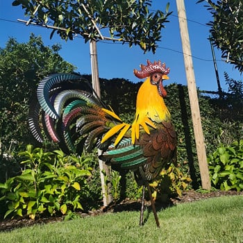 Градинска желязна скулптура на петел Устойчива на ръжда желязна пиле Издълбана скулптура Стоящо животно Орнамент за морава за вътрешен двор