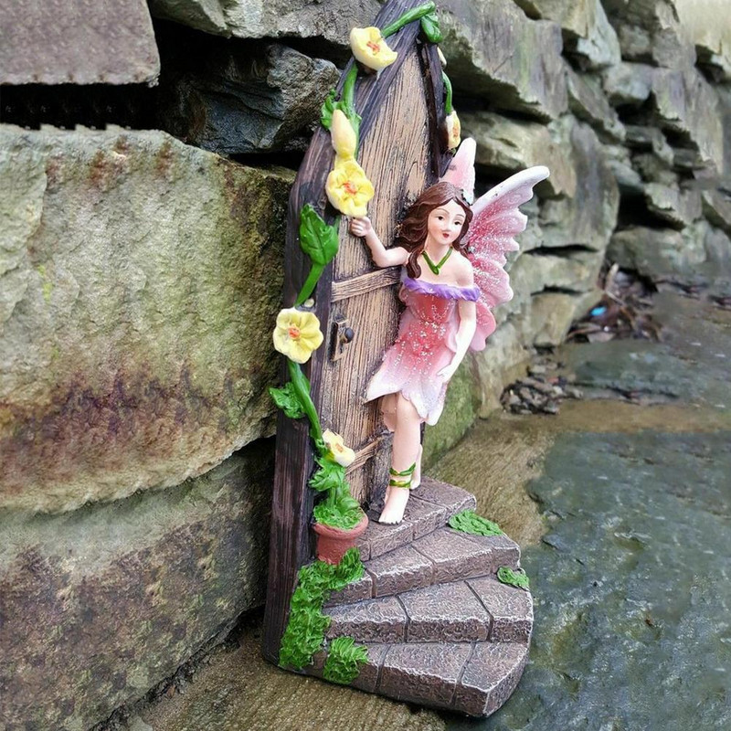 Miniatiūrinė durų statula Dekoratyvinis dervos fėjos durų kabantis ornamentas medžių sodo fėja beldžiasi į duris lauko puošmena