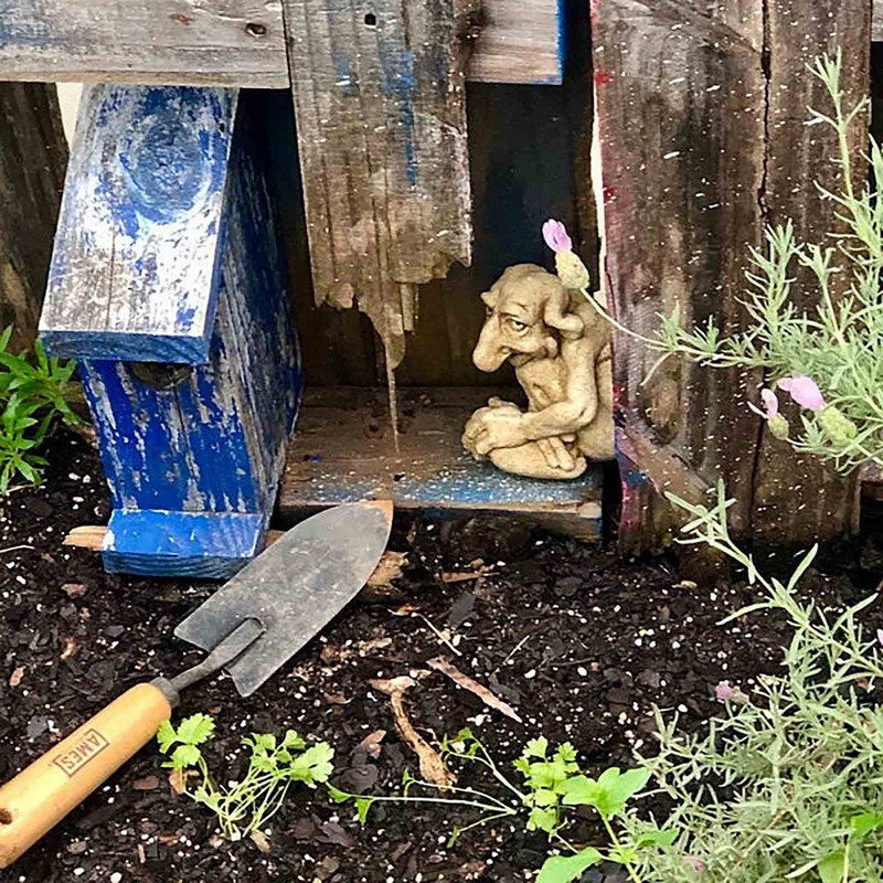 Gargoyle statula Išdykęs namas Bičiuliai Namų ir sodo puošmena Nudžiūvusio senolio statula bažnyčia Sodo kiemo puošmena