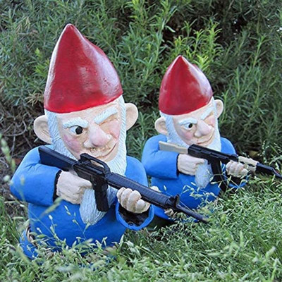 Kerti Gnome Dísz Vicces szobor dekoráció Rajzfilm háborús törpe szobor beltéri kültéri otthonhoz Kreatív ajándék Kerti szobor