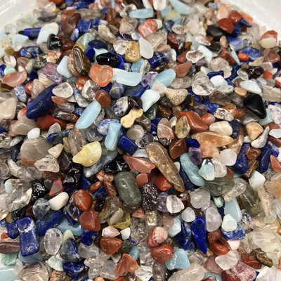 200g prírodný kremeň, zmiešaný kameň, biely krištáľ, lapis lazuli, nepravidelný tvar, kameň, reiki liečivá bytová dekorácia