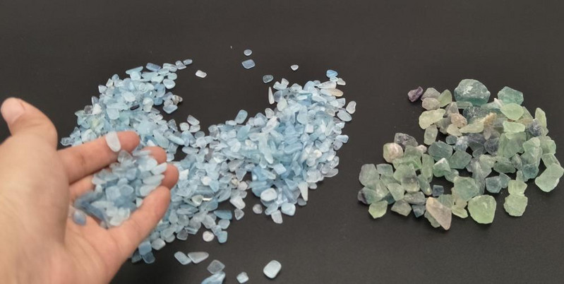 800g Zmiešaný farebný liečivý kameň, štrk, kremeň, minerálna vzorka, tromlované štiepky, drvené nepravidelné na domáce dekorácie