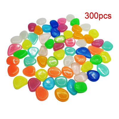 Švyti tamsoje sode akmenukai akmenukai takai sodo takas terasa veja švytinti veja žuvų bakas lauke dekoratyviniai šviečiantys akmenys