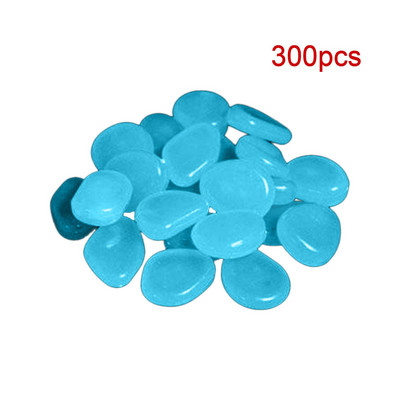 Švyti tamsoje sode akmenukai akmenukai takai sodo takas terasa veja švytinti veja žuvų bakas lauke dekoratyviniai šviečiantys akmenys