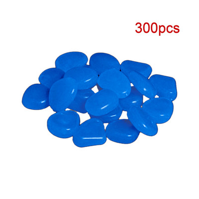 Švyti tamsoje sode akmenukai akmenukai takai sodo takas terasa veja švytinti veja žuvų bakas lauke dekoratyviniai šviečiantys akmenys