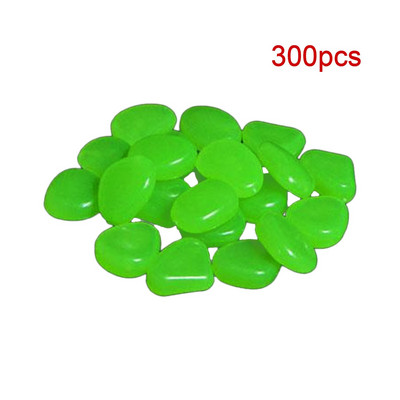 Švyti tamsoje sode akmenukai akmenukai takai sodo takas terasa veja švytinti veja žuvų bakas lauke dekoratyviniai šviečiantys akmenys