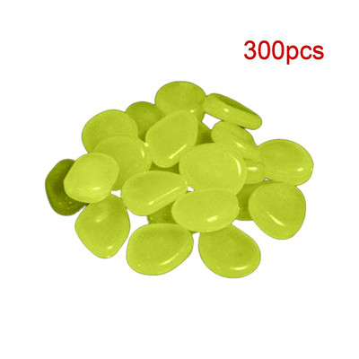 Švyti tamsoje sode akmenukai akmenukai takai sodo takas terasa veja švytinti veja žuvų bakas lauke dekoratyviniai šviečiantys akmenys