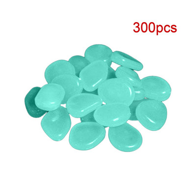 Švyti tamsoje sode akmenukai akmenukai takai sodo takas terasa veja švytinti veja žuvų bakas lauke dekoratyviniai šviečiantys akmenys