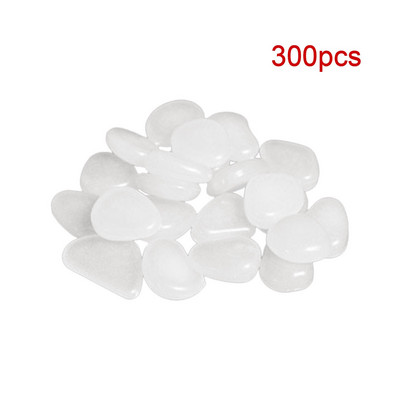 Švyti tamsoje sode akmenukai akmenukai takai sodo takas terasa veja švytinti veja žuvų bakas lauke dekoratyviniai šviečiantys akmenys