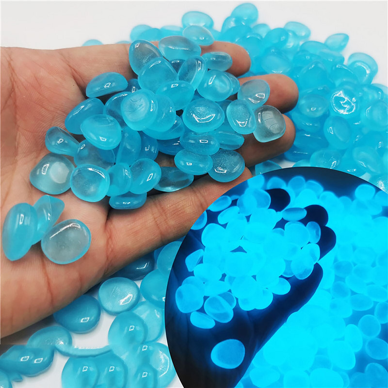 Švyti tamsoje sode akmenukai akmenukai takai sodo takas terasa veja švytinti veja žuvų bakas lauke dekoratyviniai šviečiantys akmenys