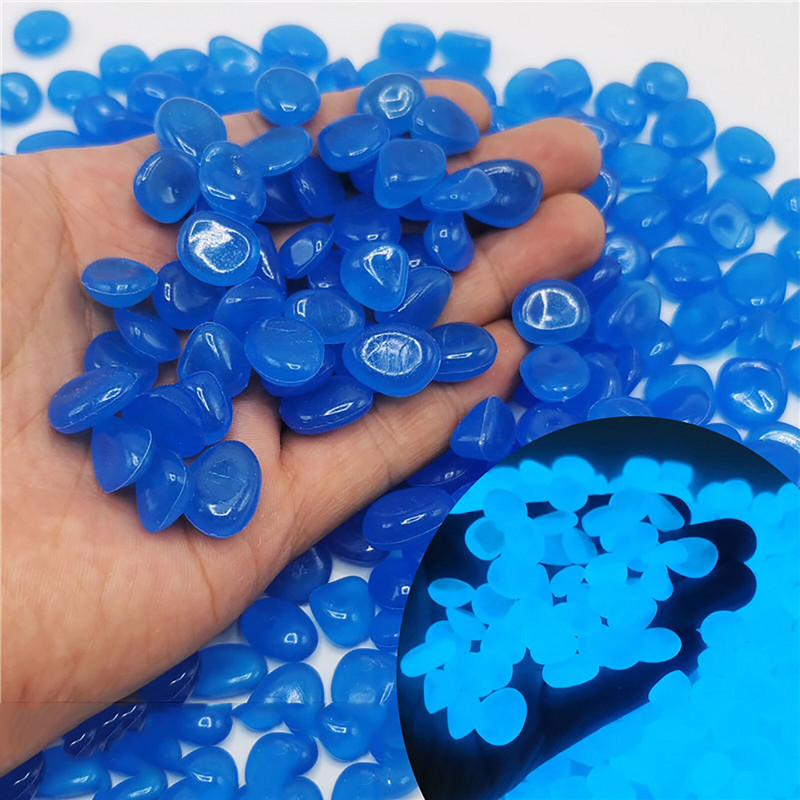 Švyti tamsoje sode akmenukai akmenukai takai sodo takas terasa veja švytinti veja žuvų bakas lauke dekoratyviniai šviečiantys akmenys