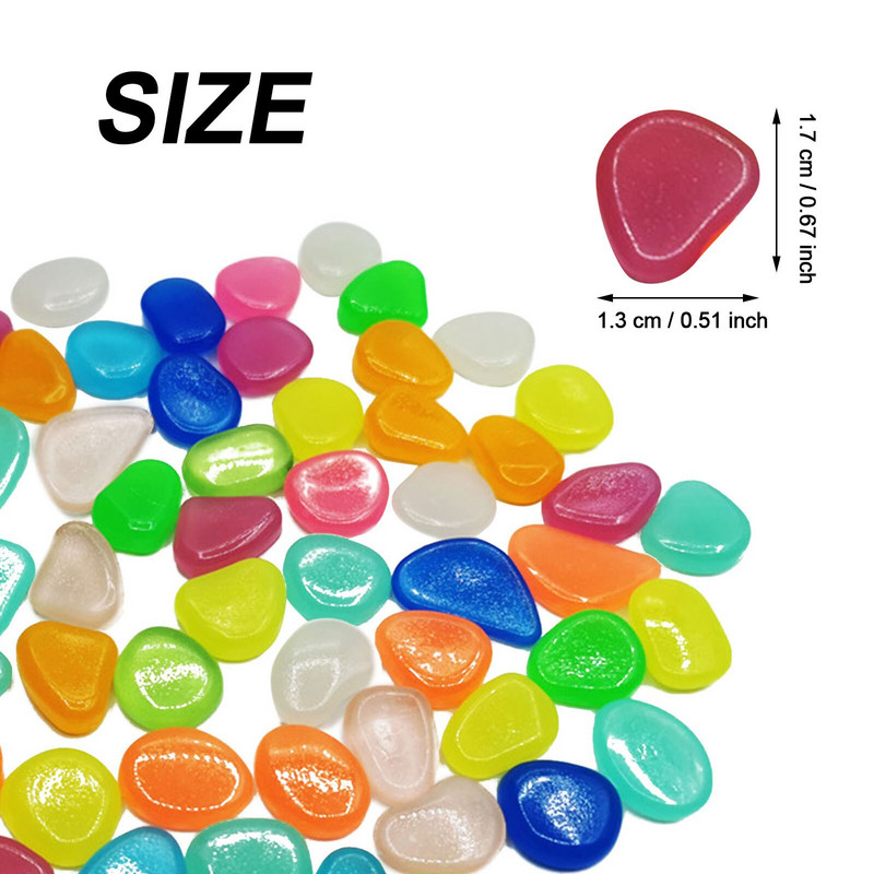 Švyti tamsoje sode akmenukai akmenukai takai sodo takas terasa veja švytinti veja žuvų bakas lauke dekoratyviniai šviečiantys akmenys