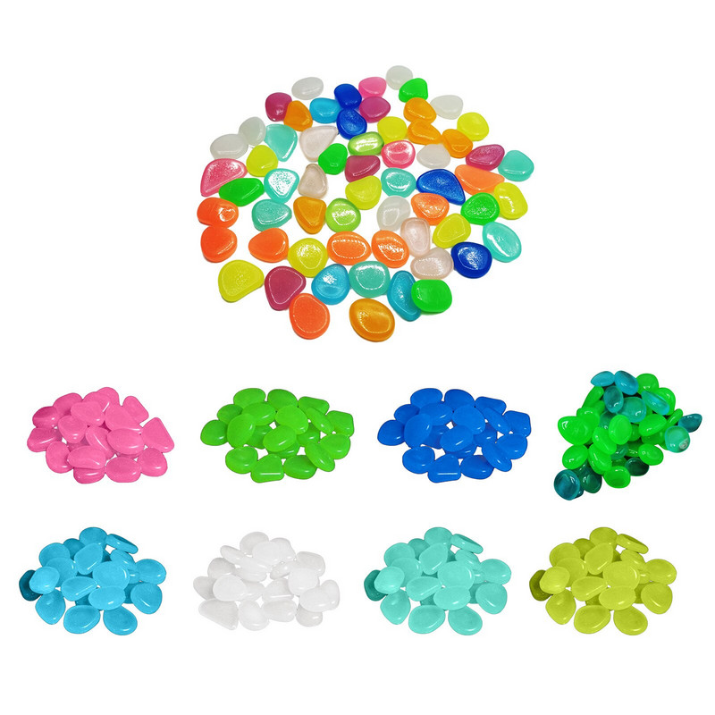 Švyti tamsoje sode akmenukai akmenukai takai sodo takas terasa veja švytinti veja žuvų bakas lauke dekoratyviniai šviečiantys akmenys