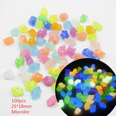 Švyti tamsus akmenukas pėsčiųjų takui terasa veja rezervuarų kiemo apdaila lauko sodas šviesūs akmenys