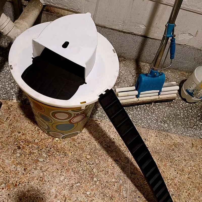 Capcană inteligentă din plastic reutilizabilă pentru șoareci Flip N Slide Capac găleată pentru șobolani Capcană pentru șoareci Capcană umană sau letală Stil ușă Capcană multiplă