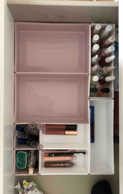 8 ks/sada nastaviteľných zásuviek, organizér na líčenie, kozmetiku, rôzne veci, delič do kuchynských zásuviek, oddeľovač do skrine, šperkovnica