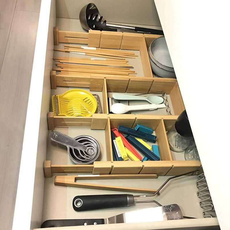 4-dielny bambusový organizér na deliace priečky do zásuviek so 6 extra mini priečkami s pružinovým ovládaním do kuchyne, spálne, kúpeľne a kancelárie