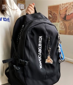 Férfi hátizsák kulcstartóval és felirattal