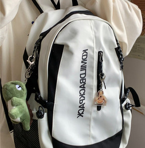 Férfi hátizsák kulcstartóval és felirattal