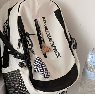 Férfi hátizsák kulcstartóval és felirattal