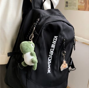 Férfi hátizsák kulcstartóval és felirattal