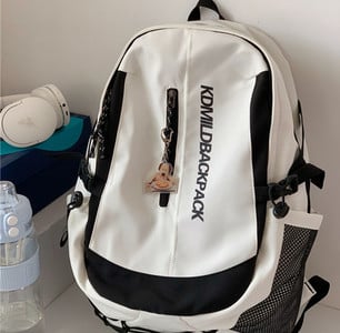 Férfi hátizsák kulcstartóval és felirattal