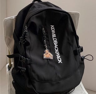 Férfi hátizsák kulcstartóval és felirattal