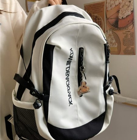 Férfi hátizsák kulcstartóval és felirattal