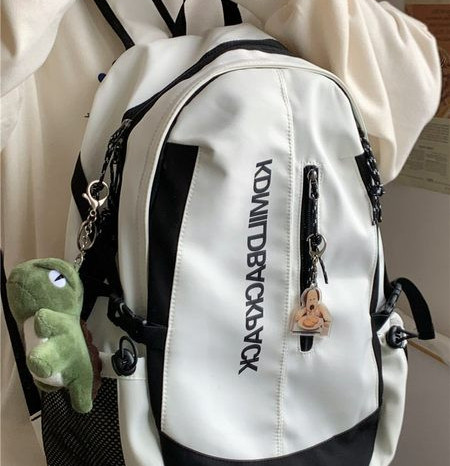 Férfi hátizsák kulcstartóval és felirattal