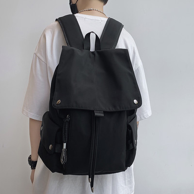 Un rucsac textil cu model curat cu șireturi pentru bărbați