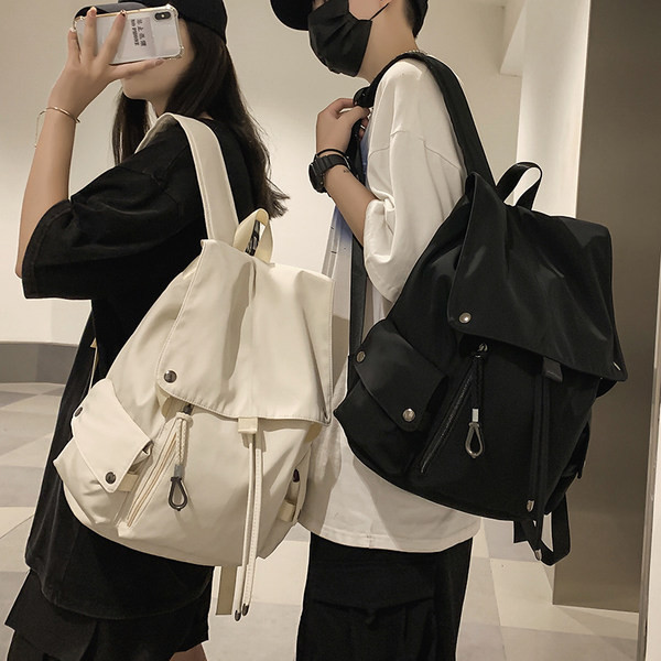 Un rucsac textil cu model curat cu șireturi pentru bărbați