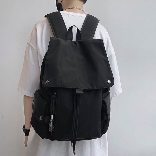 Un rucsac textil cu model curat cu șireturi pentru bărbați