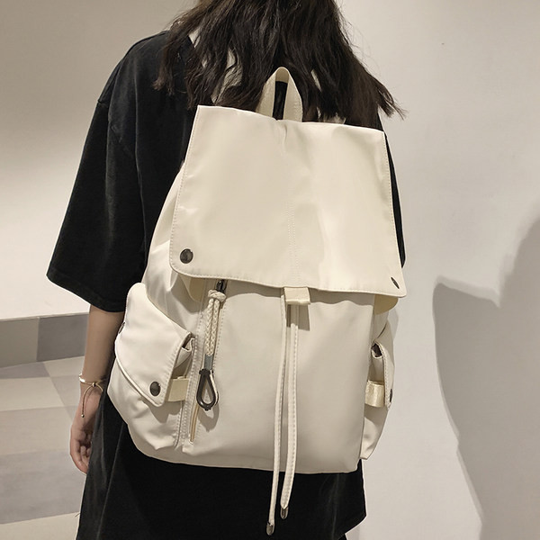 Un rucsac textil cu model curat cu șireturi pentru bărbați