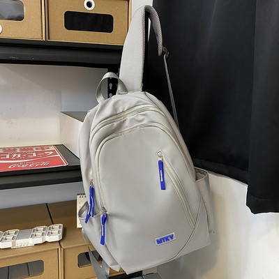 Pánsky ležérny batoh so zipsom a kľúčenkou